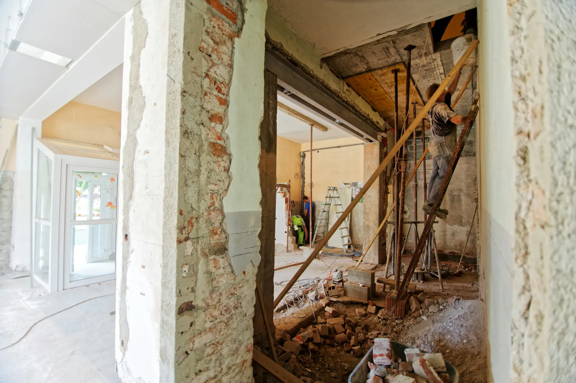 Reforma integral del interior de una vivienda con andamios