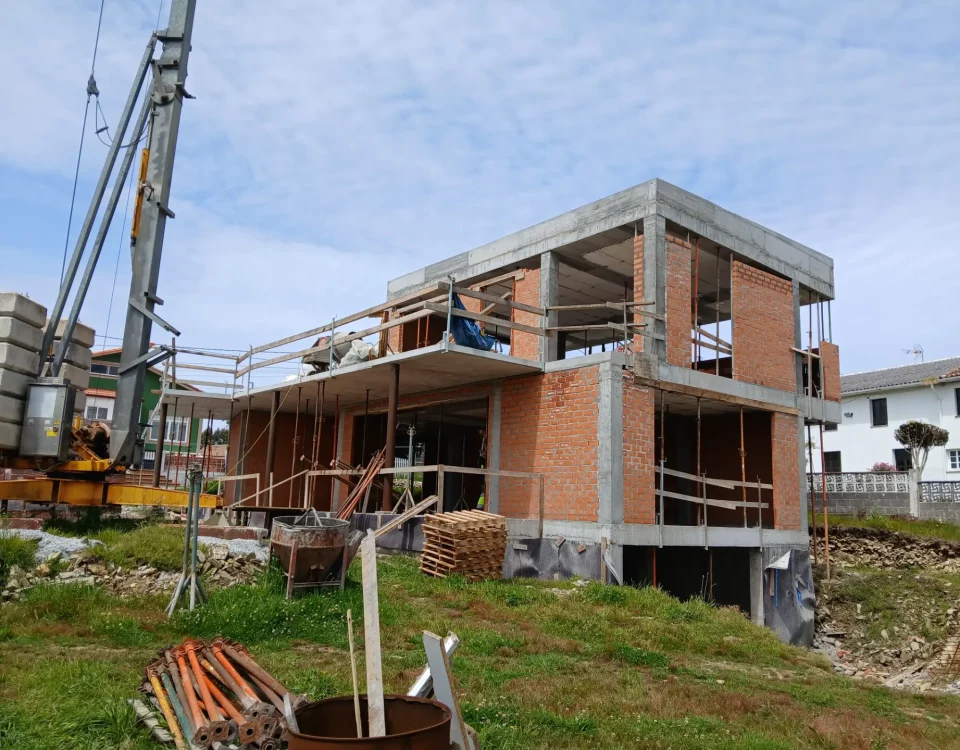 Estructura de dos plantas de la vivienda en construcción en Valdoviño (Ferrol)