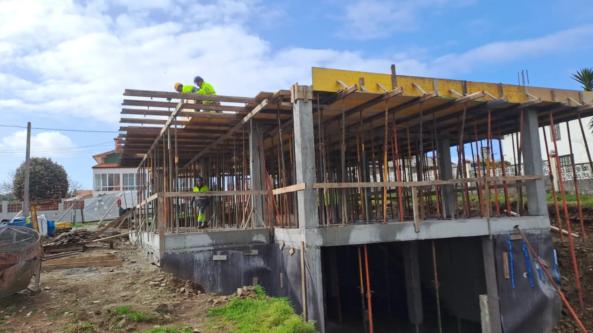 Operarios montando el encofrado de un forjado en la obra de Valdoviño