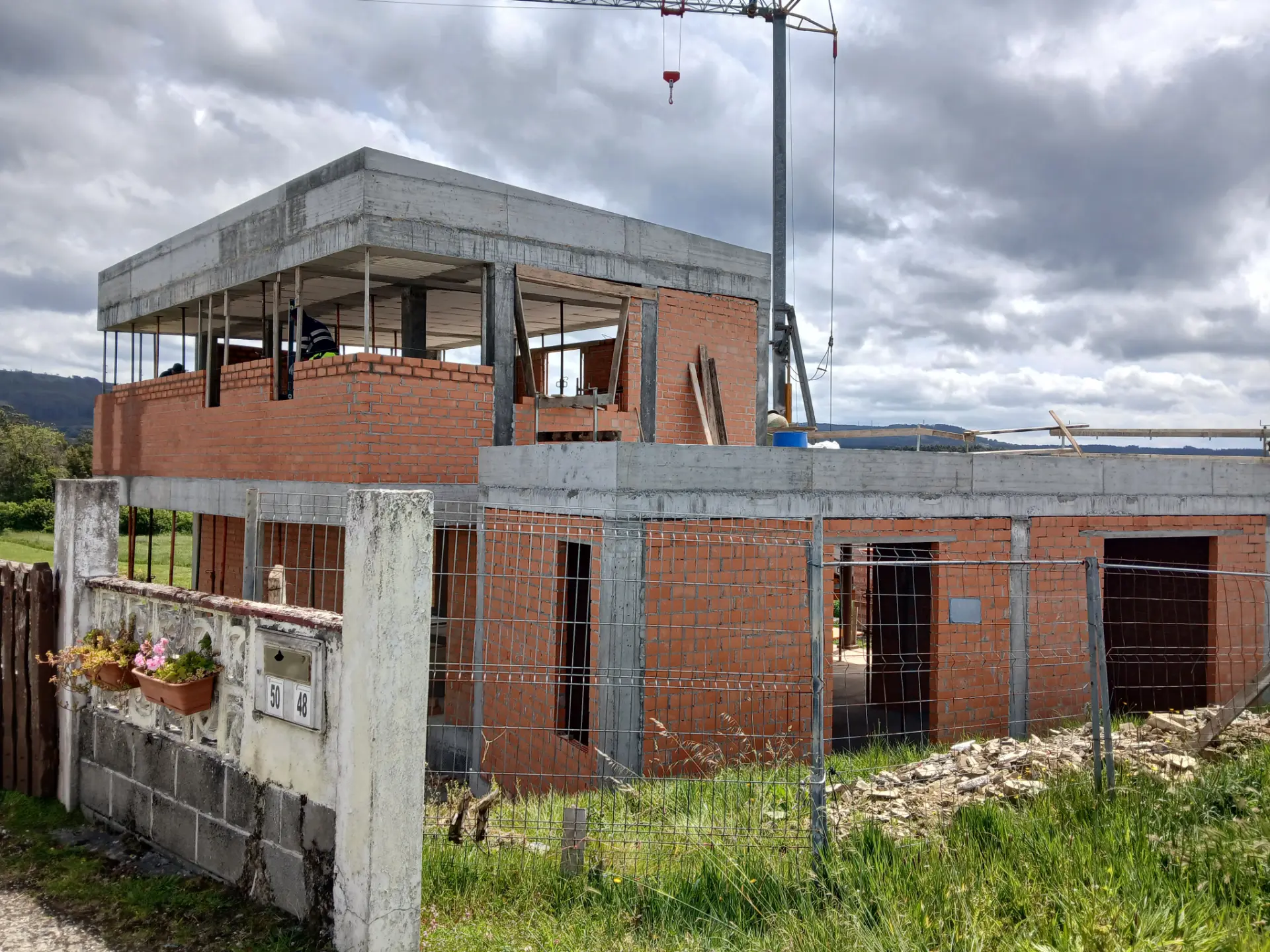 Fachada de la vivienda unifamiliar en construcción en Valdoviño