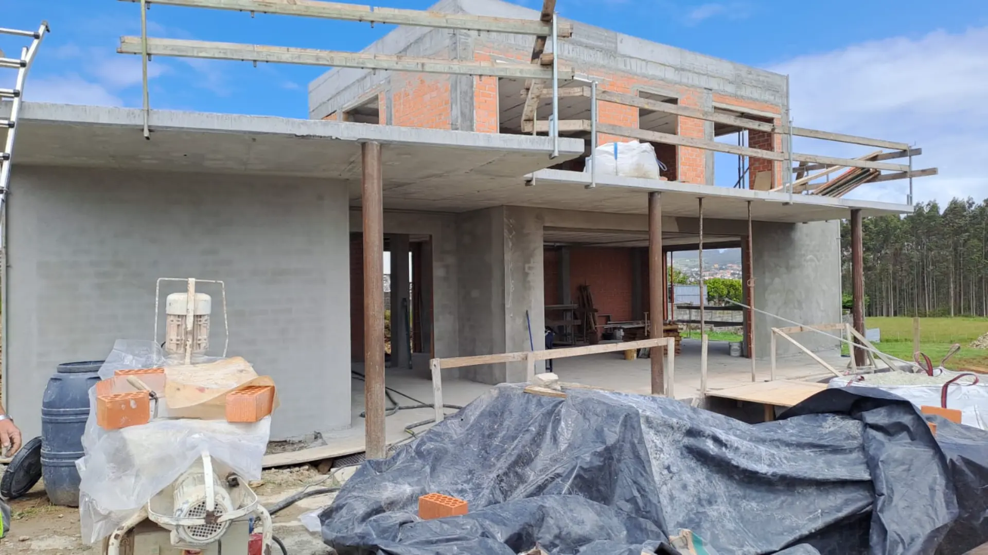 Planta baja de hormigón de la vivienda de Valdoviño en construcción