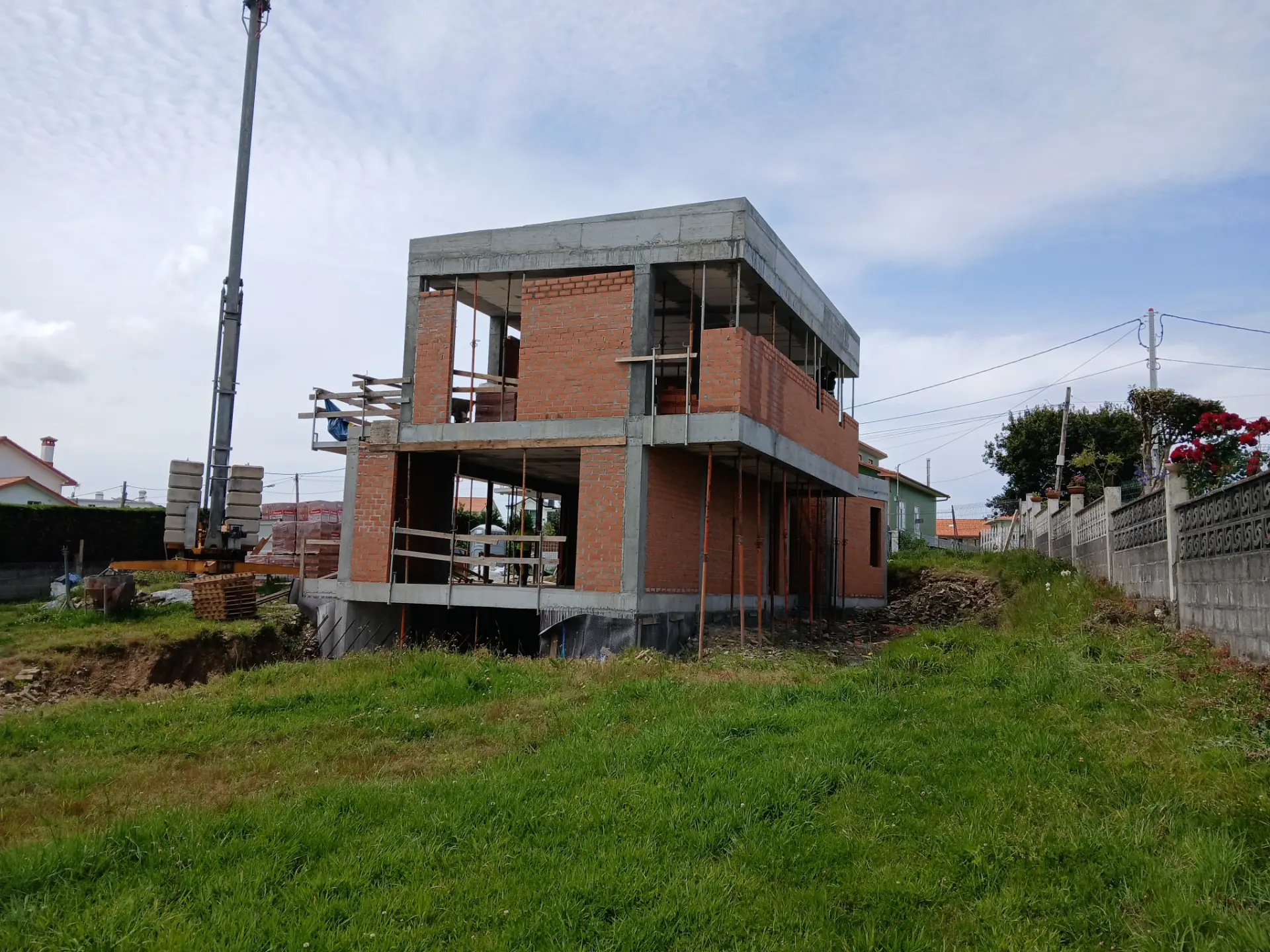 Estructura de ladrillo y hormigón de la vivienda en construcción en Valdoviño