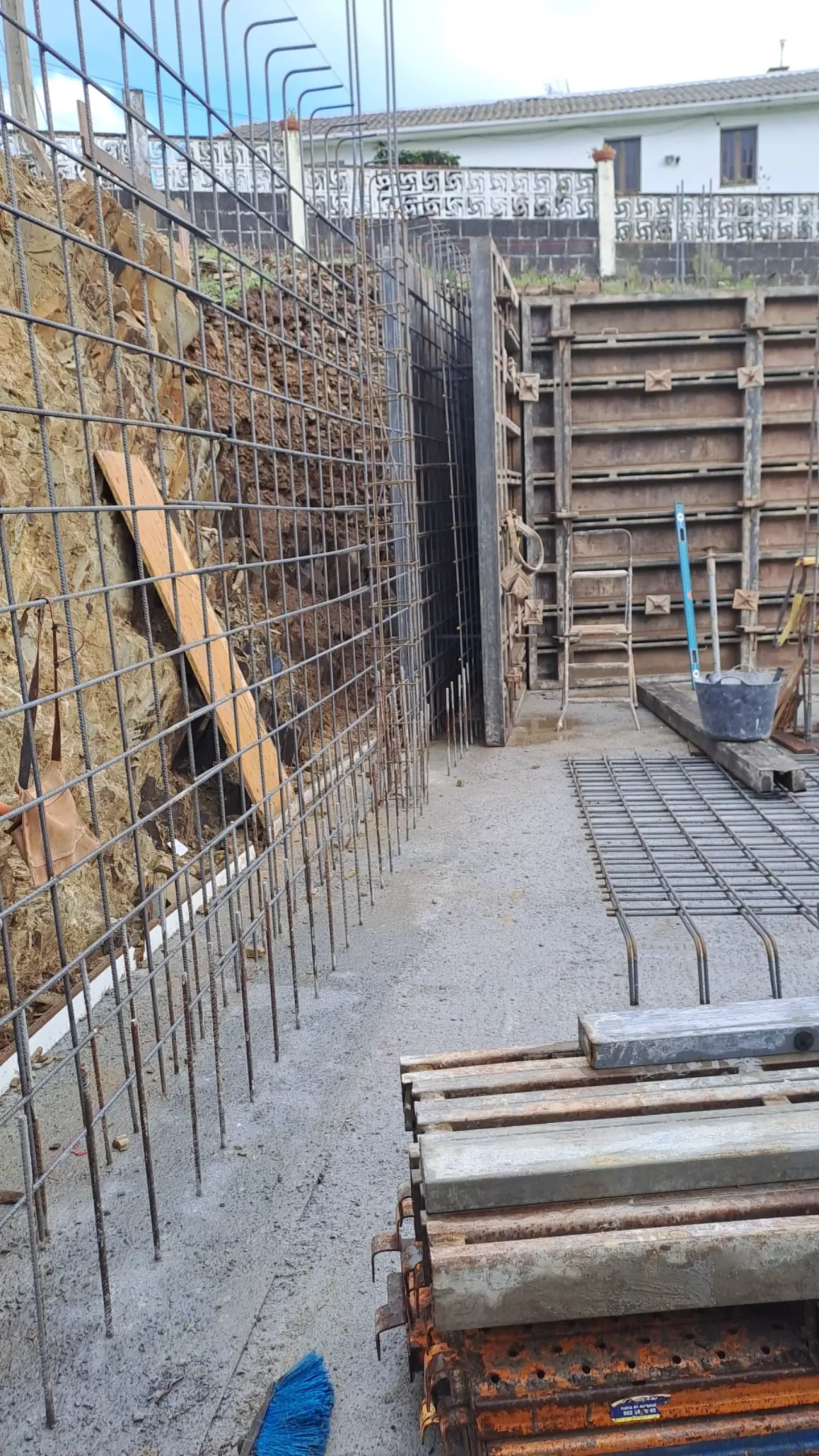 Ferralla y encofrado del muro de sótano de la vivienda de Valdoviño
