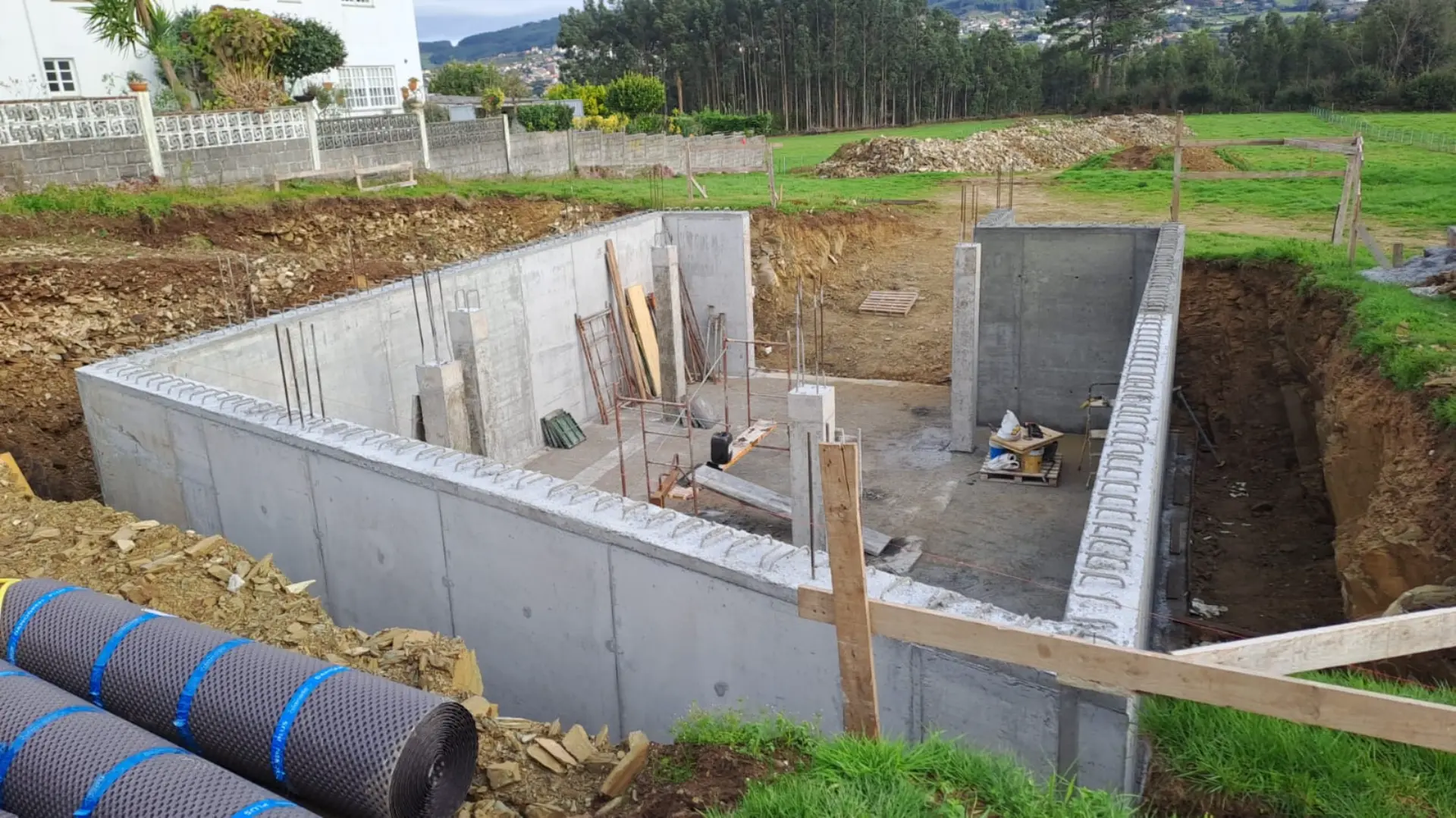 Cimentación y muros de hormigón de la vivienda de Valdoviño