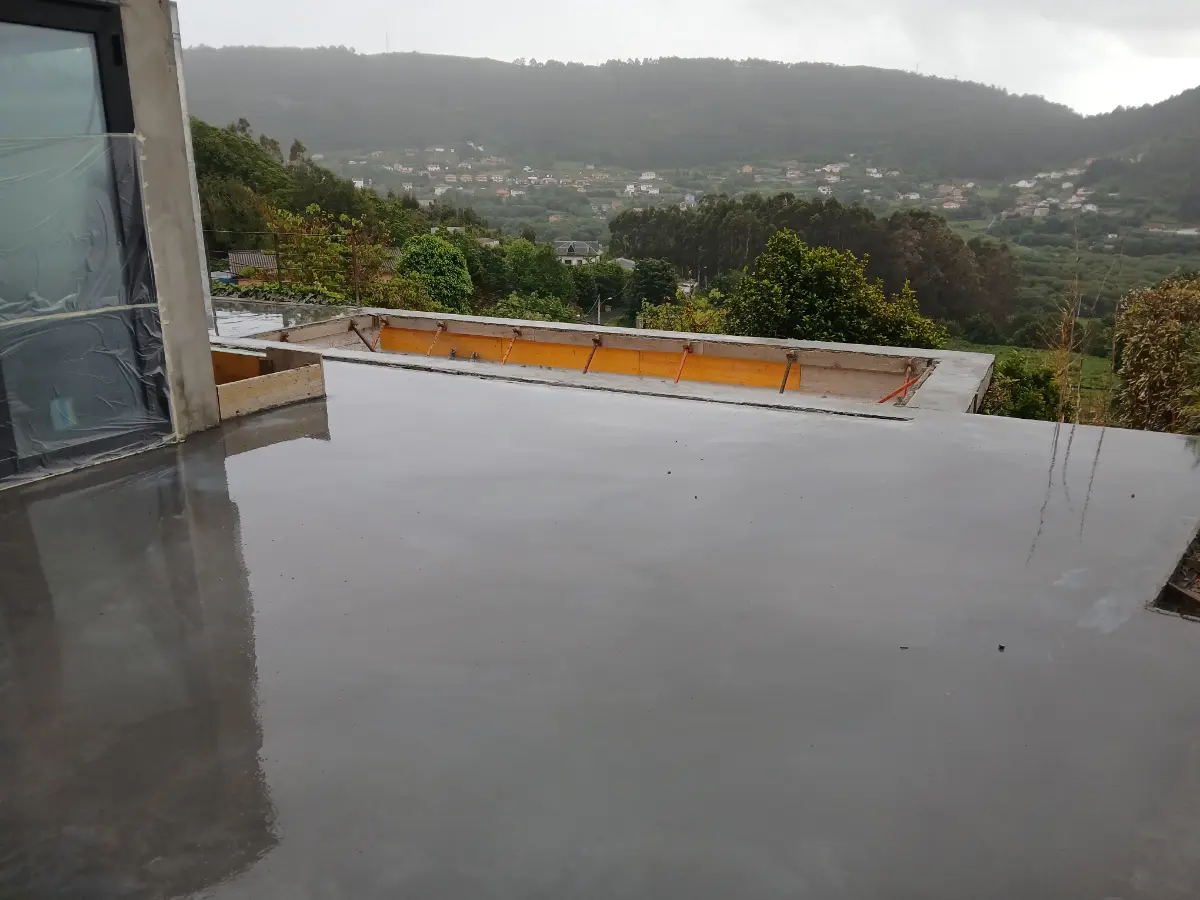 Losa de hormigón de la terraza en la rehabilitación de una vivienda en Doniños (Ferrol)
