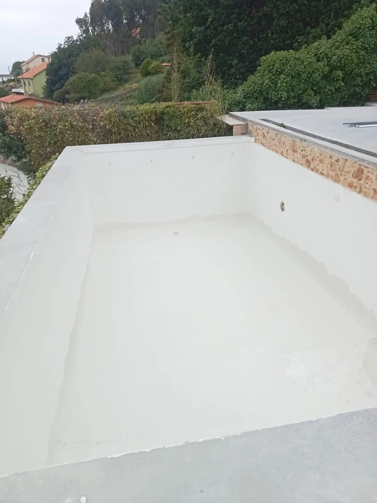 Piscina impermeabilizada en la rehabilitación de una vivienda en Doniños, Ferrol