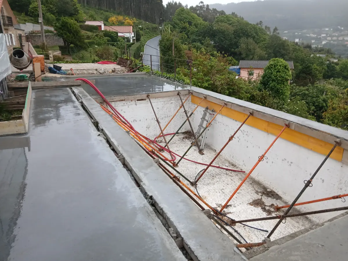 Trabajos de hormigonado junto a la piscina en la vivienda de Doniños (Ferrol)