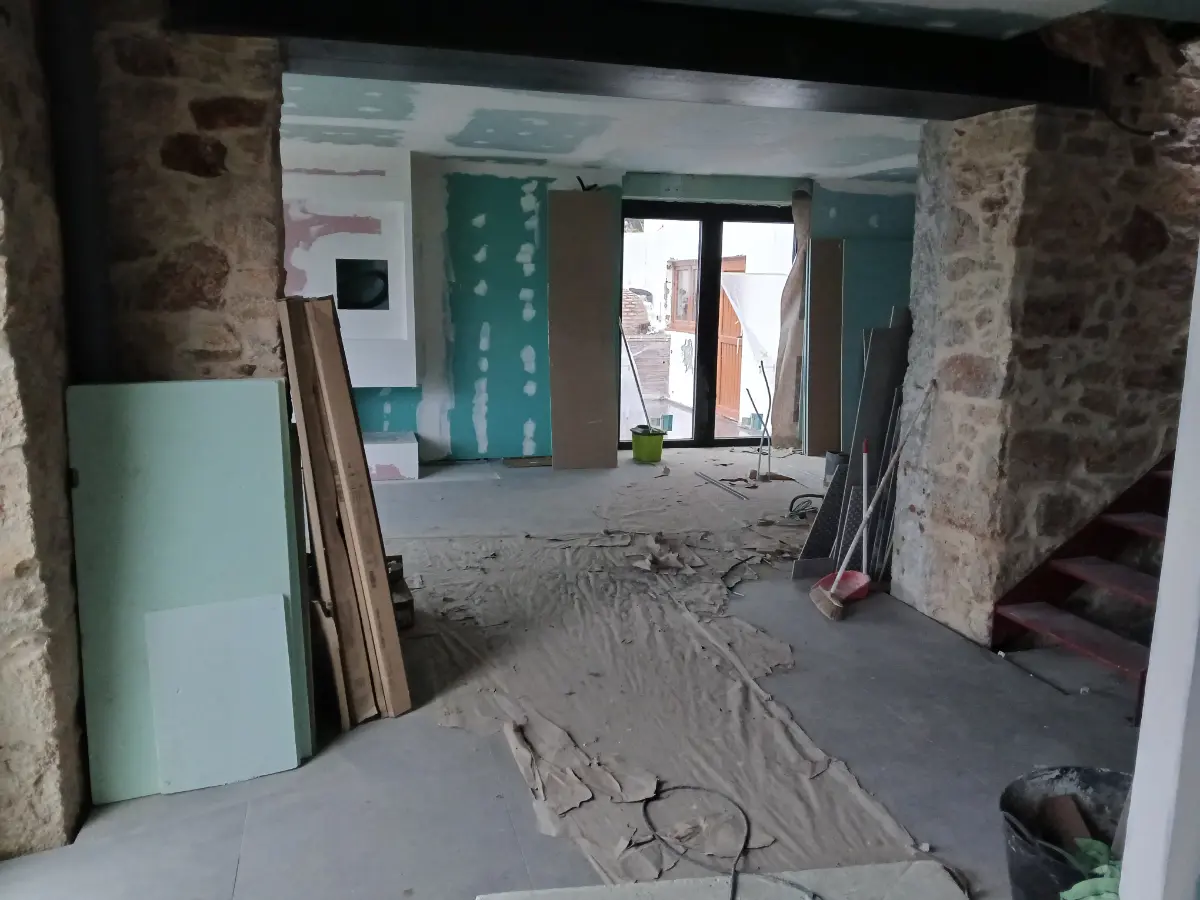 Interior de una casa de piedra en rehabilitación en Doniños (Ferrol), con muros de piedra y pladur nuevo