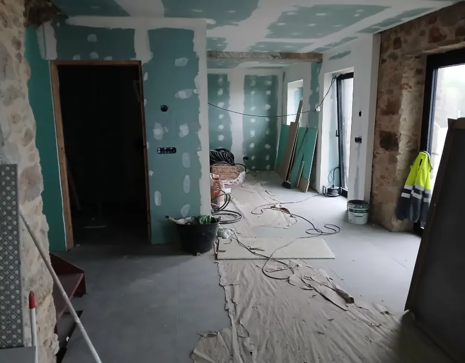 Rehabilitación interior de una casa de piedra en Doniños, Ferrol, con nuevo trasdosado de pladur