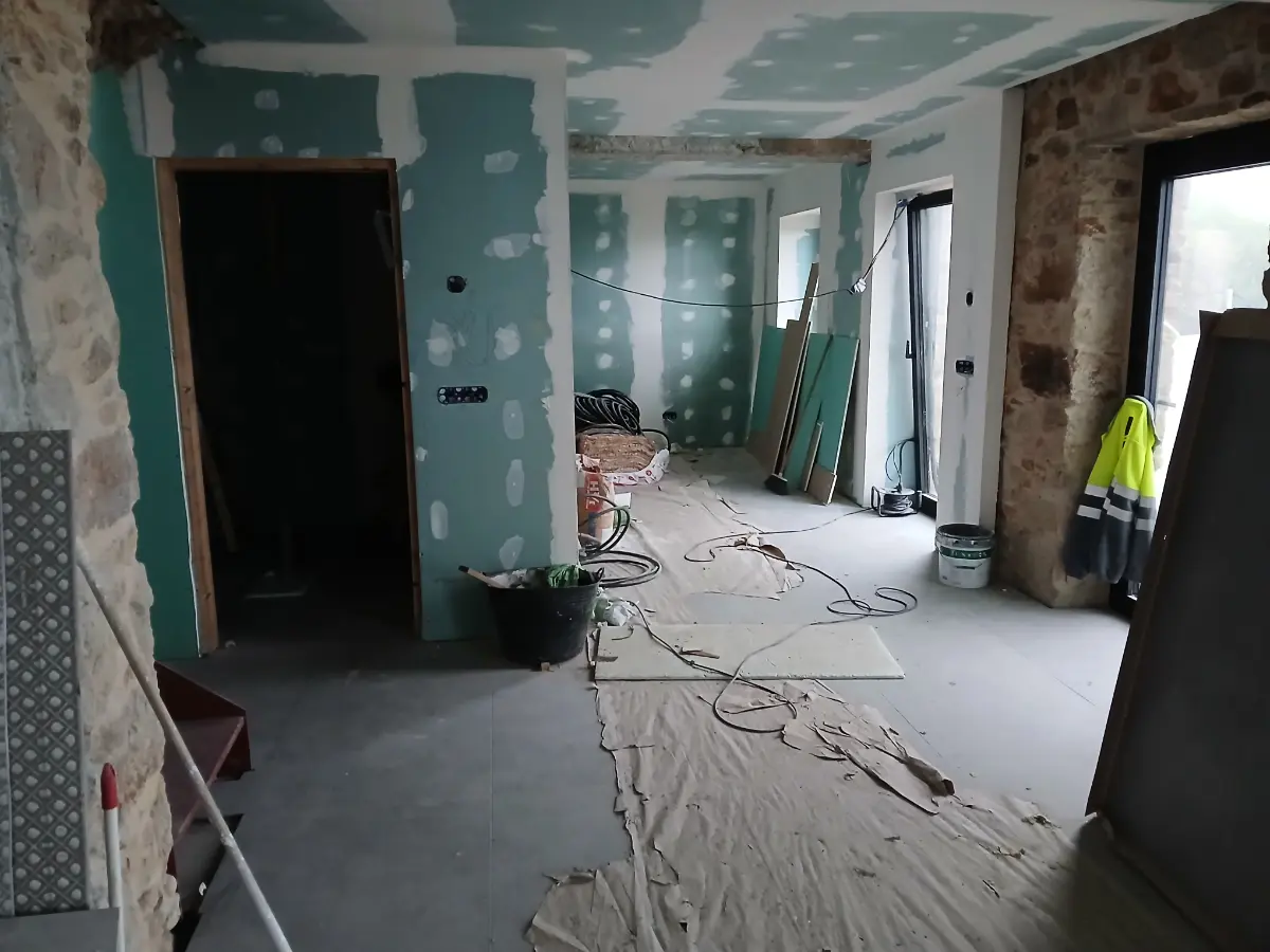 Rehabilitación interior de una casa de piedra en Doniños, Ferrol, con nuevo trasdosado de pladur