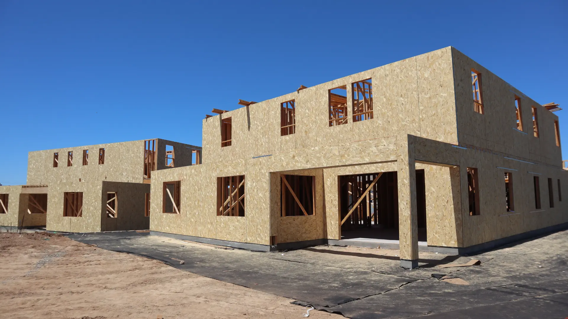 Viviendas de estructura de madera con paneles OSB en construcción